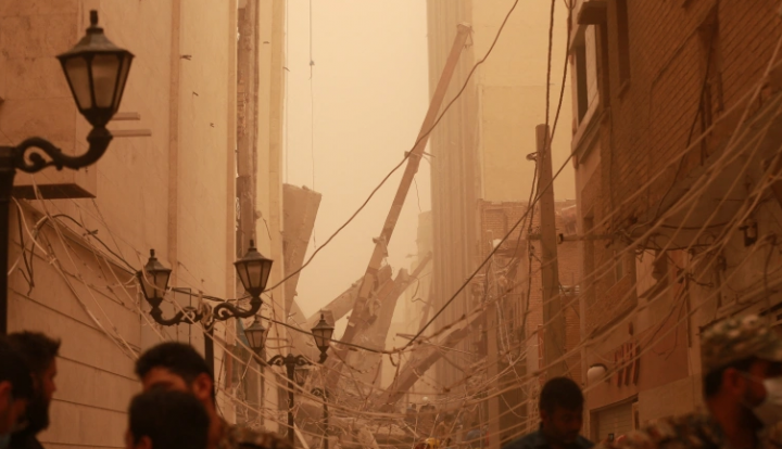 Pemandangan umum di lokasi runtuhnya gedung 10 lantai di Abadan [WANA via Reuters]