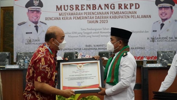 PT Riau Andalan Pulp and Paper (RAPP) sebagai perusahaan dengan CSR terbaik tahun 2021. Penghargaan tersebut diserahkan oleh Bupati Pelalawan, Zukri Misran kepada Direktur Social Capital RAPP, Mulia Nauli