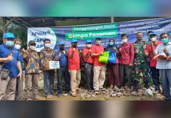 Paguyuban karyawan RAPP dan APR menyerahkan bantuan sembako untuk korban Gempa Pasaman