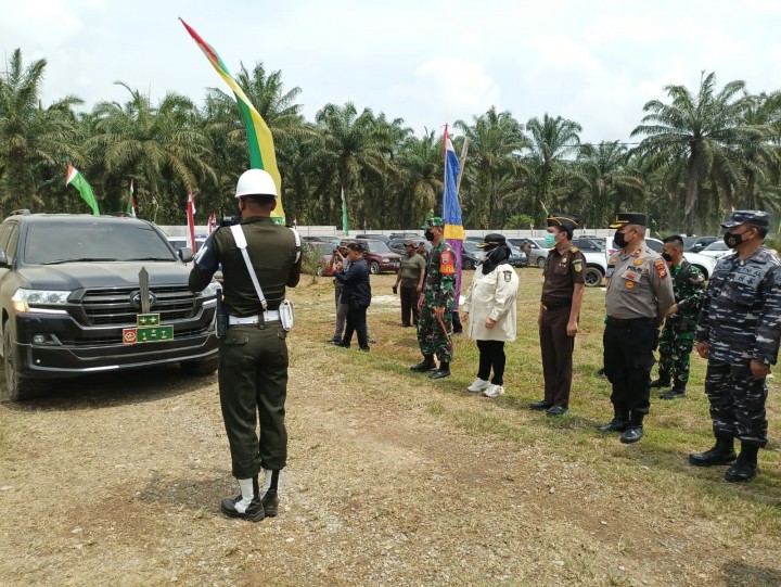 Foto penyambutan Pangdam I Bukit Barisan saat tiba dilokasi Posko TMMD