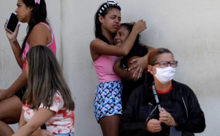 Orang-orang menunggu di luar Rumah Sakit Getulio Vargas untuk kedatangan orang-orang yang terluka atau terbunuh dalam penggerebekan polisi di favela Vila Cruziero di Rio de Janeiro, Brasil, Selasa, 24 Mei 2022