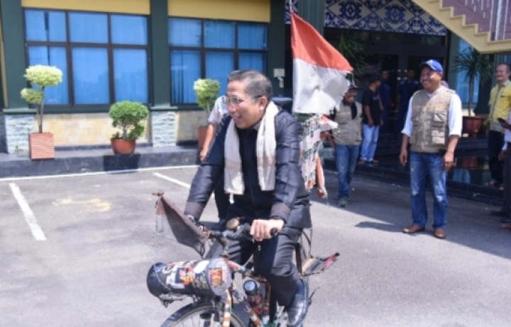 H Adri anggota DPRD Bengkalis saat menaiki sepeda Joni