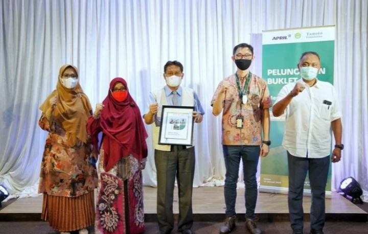 Rektor Universitas Riau, Prof. Dr. Ir. Aras Mulyadi, M.Sc. DEA menerima buklet 