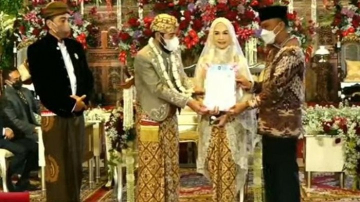 Pernikahan Ketua MK Anwar Usman dan Idayati. Sumber: Detik.com