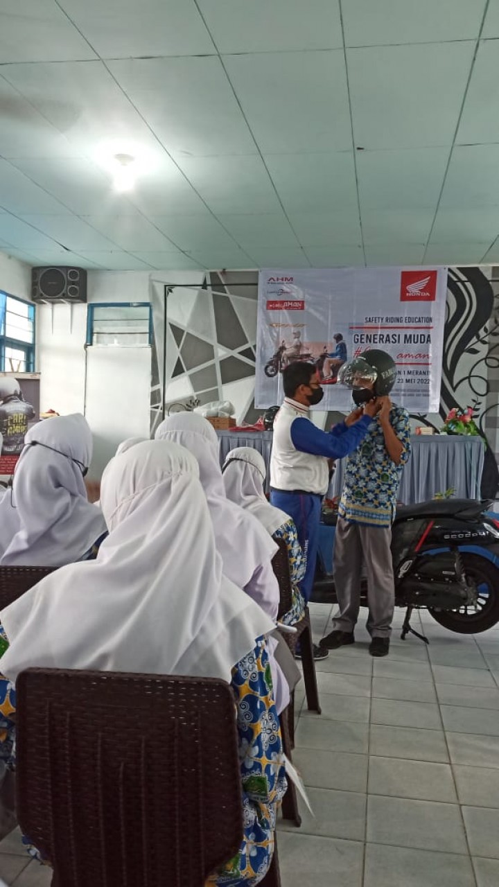 Instruktur Safety Riding PT CDN Riau memberikan praktek penggunaan helm SNI di MAN 1 Meranti