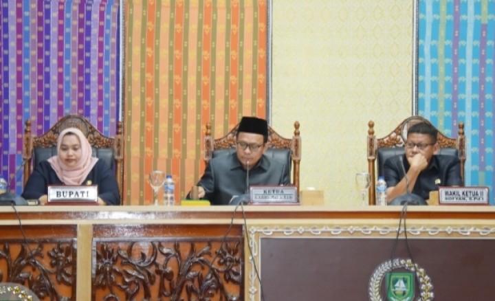 Ketua DPRD Bengkalis Khairul Umam didampingi Bupati Kasmarni