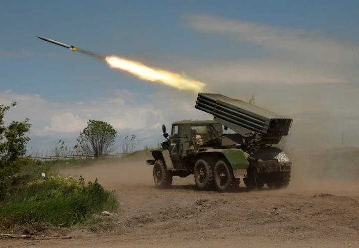 Foto : Pasukan pro-Rusia menembakkan peluncur roket di dekat Panteleimonivka di Ukraina timur