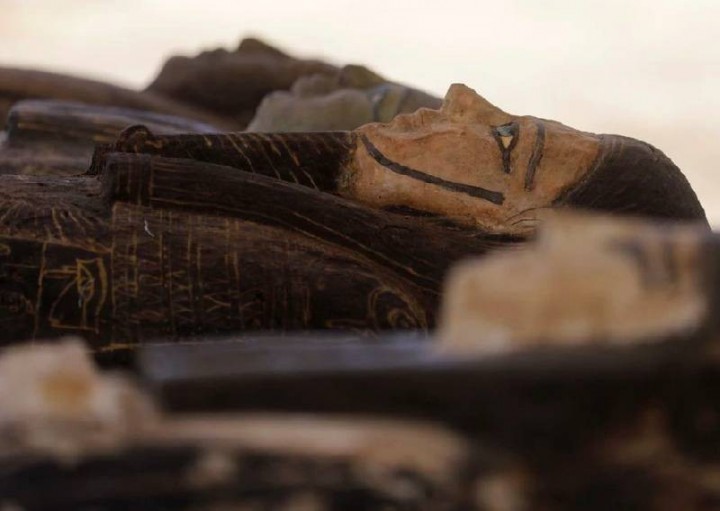 Sarkofagus yang berusia sekitar 2500 tahun, dari situs pemakaman yang baru ditemukan di dekat pekuburan Saqqara Mesir, terlihat selama presentasi di Giza, Mesir, pada 30 Mei 2022