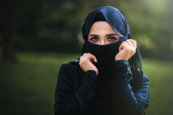 Ilustrasi wanita muslimah menggunakan jilbab dan khimar sesuai syariat Al Quran