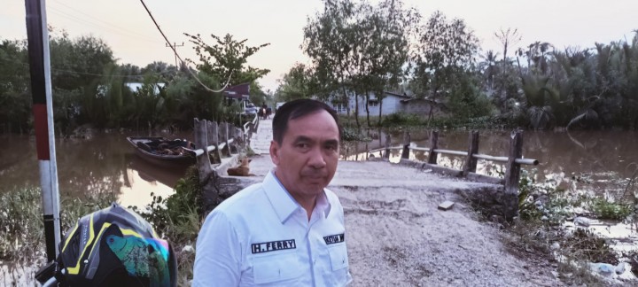 Ketua DPRD Inhil, DR Ferryandi di jembatan parit 16 Desa Pulau Kecil