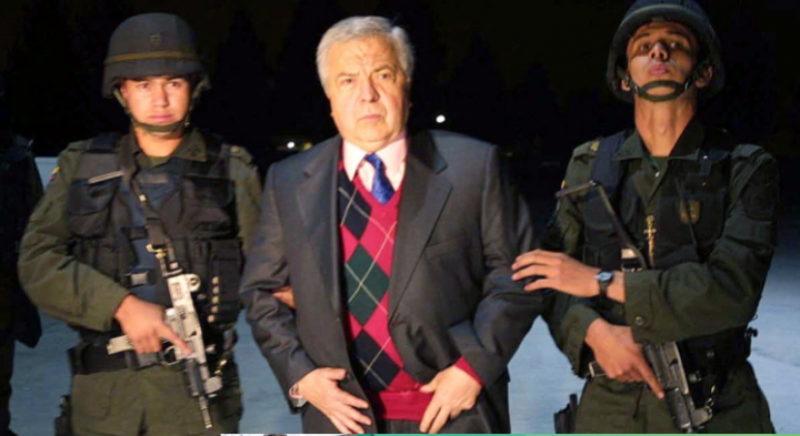 Raja Obat Bius, Kolombia Gilberto Rodriguez Orejuela dikawal oleh polisi di bandara Catam Angkatan Darat Bogota pada tahun 2003