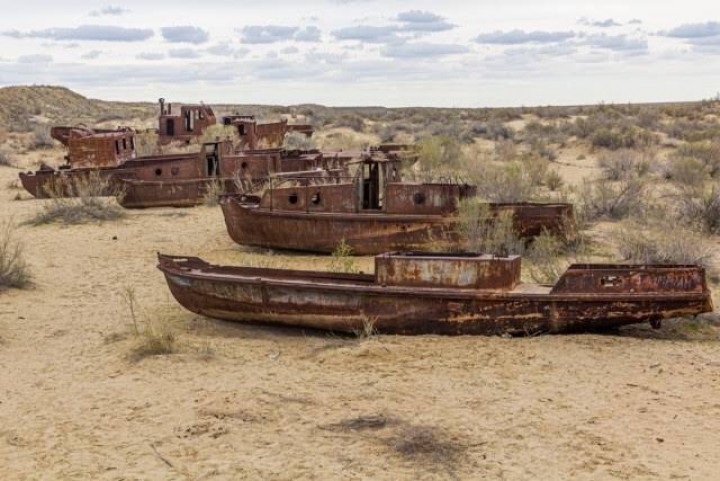 Kapal Nelayan Laut Aral yang berkarat dan tertutup debu
