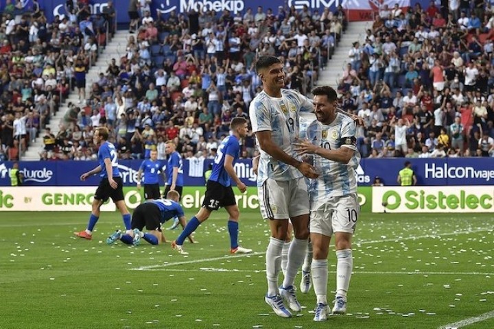 Lionel Messi (Kanan) Rayakan kemenangan dari Estonia pada pertandingan uji coba 