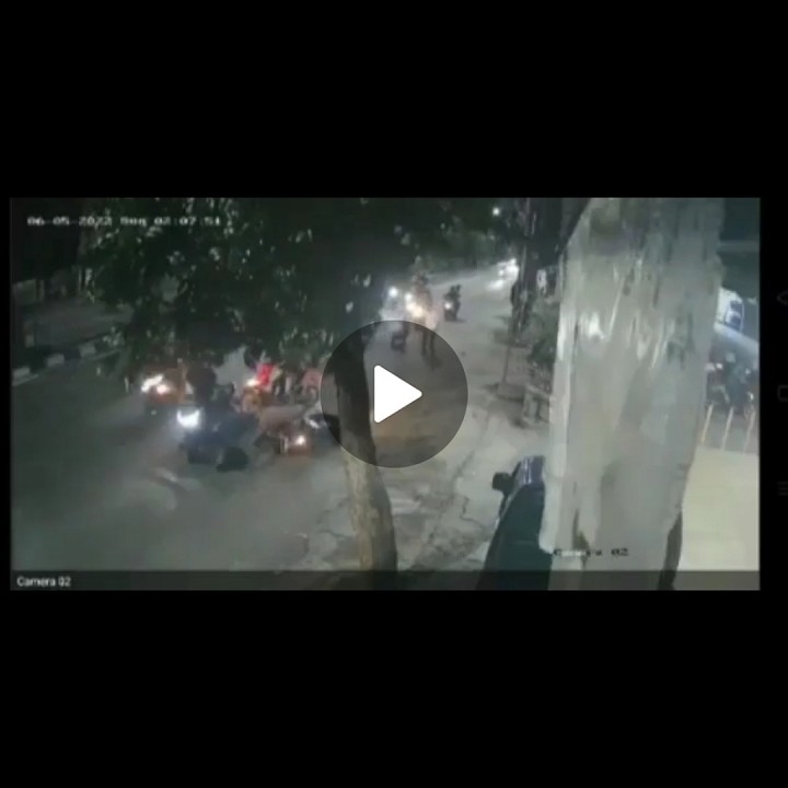 Screenshoot rekaman CCTv di lokasi pemotor yang jadi korban kekerasan dan penganiyaan yang diduga dilakukan geng motor. Kejadiannya Minggu dinihari di Jalan Tuanku Tambusai Pekanbaru.