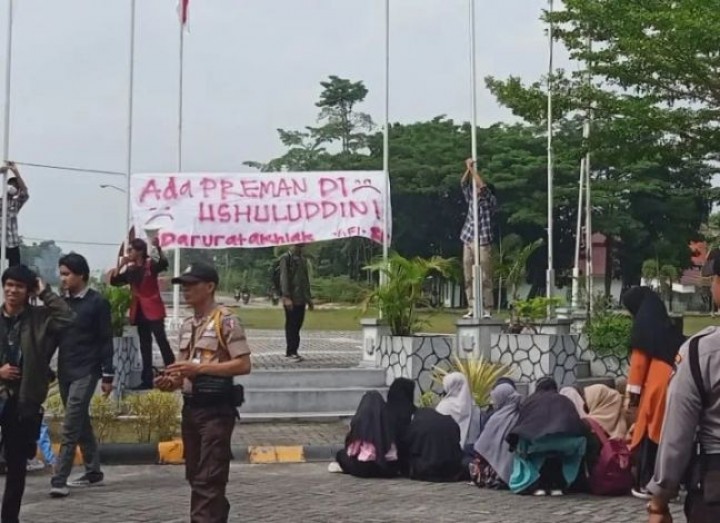 Potret Demo Mahasiswa UIN di depan Gedung Rektorat