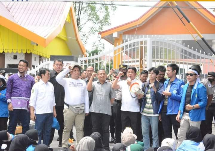 Wakil ketua DPRD Riau Syafruddin Poti bersama anggota DPRD Riau Makmun Solihin berbicara kepada massa unjuk rasa terkait RUU PLP