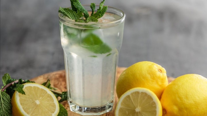 Foto : Ilustrasi minum air lemon setiap hari bikin kurus 