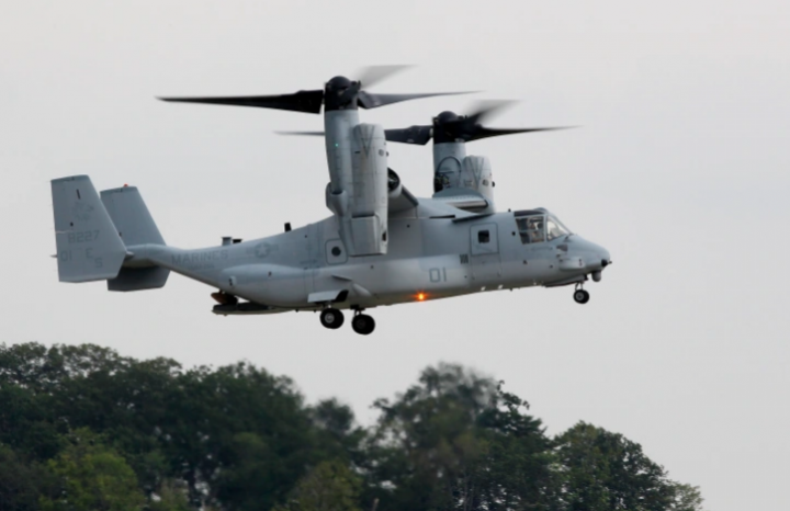 Sebuah pesawat tiltrotor MV-22B Osprey terbang di Fasilitas Udara Korps Marinir di Quantico, Virginia pada Agustus 2012