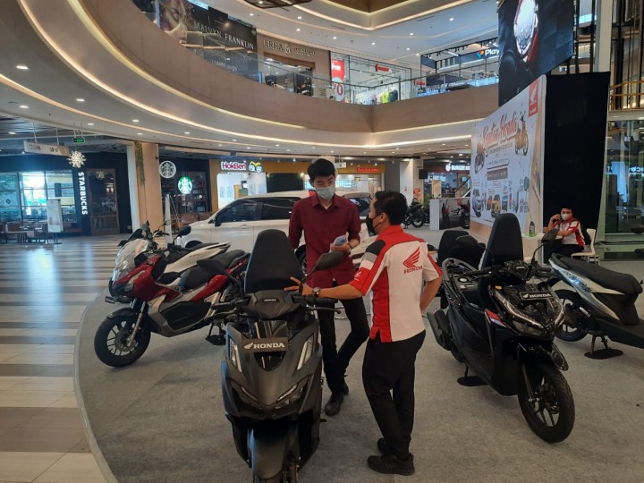  Petugas pameran sedang bersama pengunjung yang singgah di booth pameran Kejutan Honda