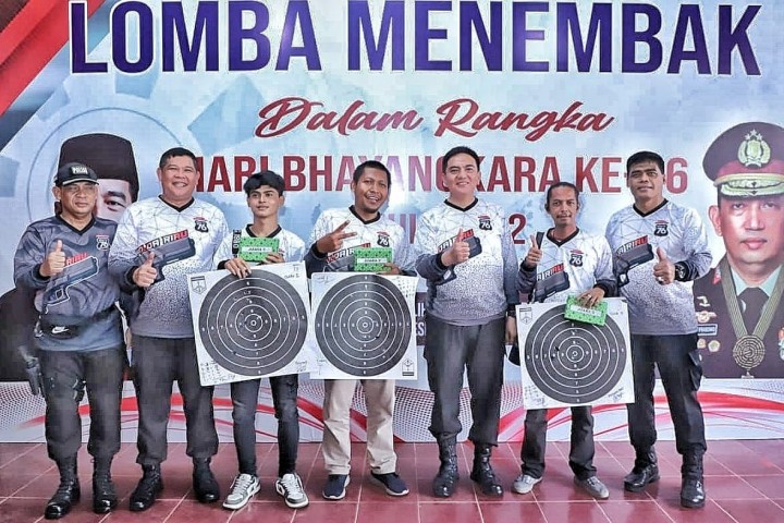 Kapolda Riau Irjen pol Moh Iqbal berfoto bersama usai menyarahkan hadiah lomba menembak kepada jurnalis