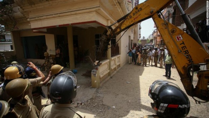 Buldoser yang mengahncurkan rumah salah satu demonstran Muslim setelah aksi bela Nabi Muhammad di lakukan di Uttar, India/net