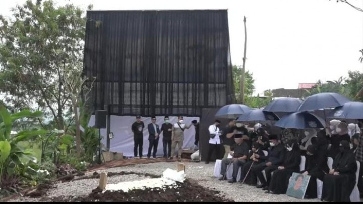 Suasana usai pemakaman Eril (Screenshot YouTube Humas Jabar)  