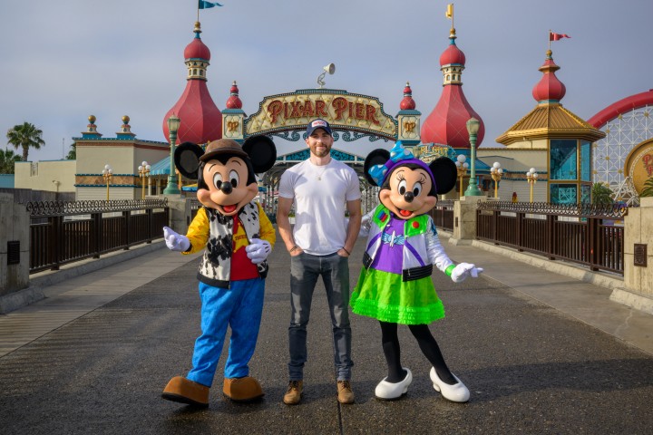 Potret Chris Evans di Disneyland mempromosikan Lighyear(twitter/@chrisevans)