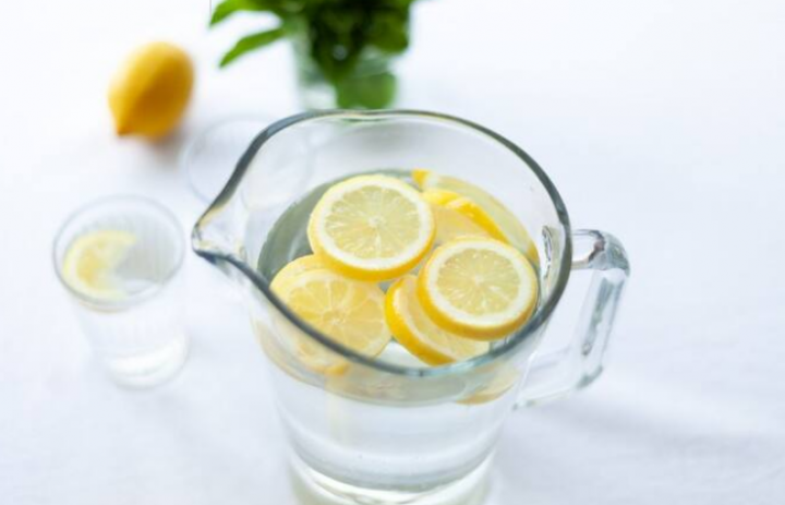 Foto : Bisakah Minum Air Lemon Saat Perut Kosong Membantu Menurunkan Berat Badan?