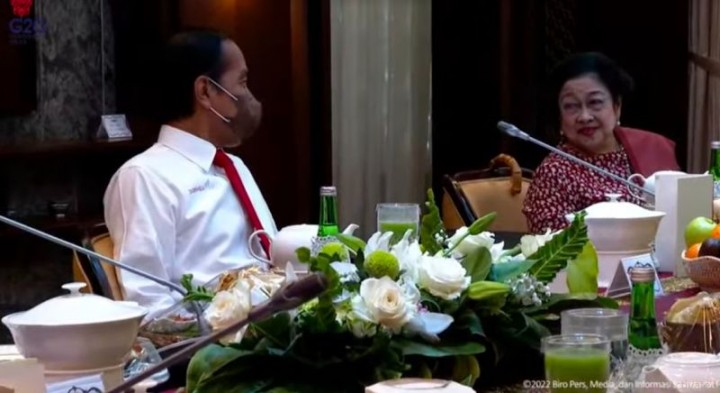 Presiden RI Joko Widodo menggelar jamuan makan siang sebelum rombak kabinet. Sumber: Okezone.com