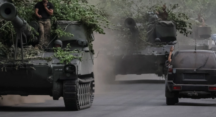 Presiden Volodymyr Zelenskyy mengatakan pertempuran untuk Donbas timur akan dianggap sebagai salah satu yang paling brutal dalam sejarah Eropa [Gleb Garanich/Reuters]
