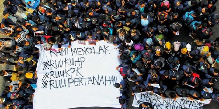 Mahasiswa Melakukan Aksi Demo di Depan Kantor DPR-RI, tolak RUU KUHP, RUUKPK, RUU PERTANIAN/twitter