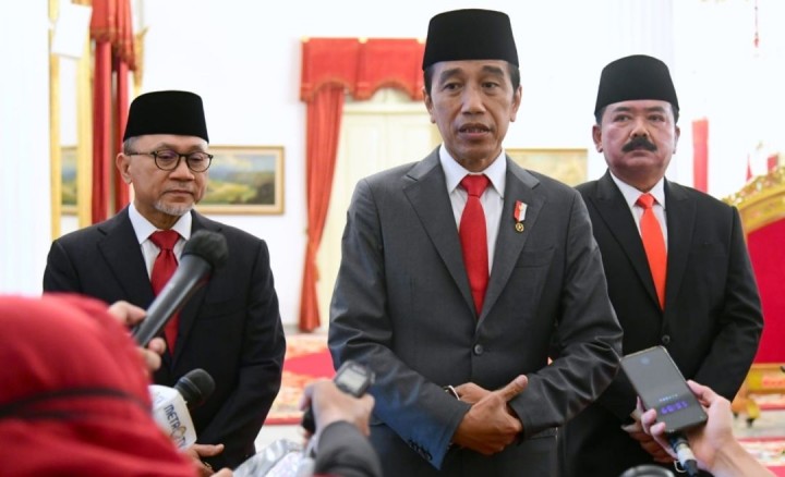 Presiden RI Joko Widodo melantik Zulkifli Hasan dan Hadi Tjahjanto. Sumber: Jurnal Soerang
