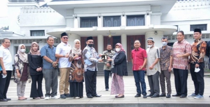 Panitia khusus (Pansus) DPRD Bengkalis saat studi ke Bandung 