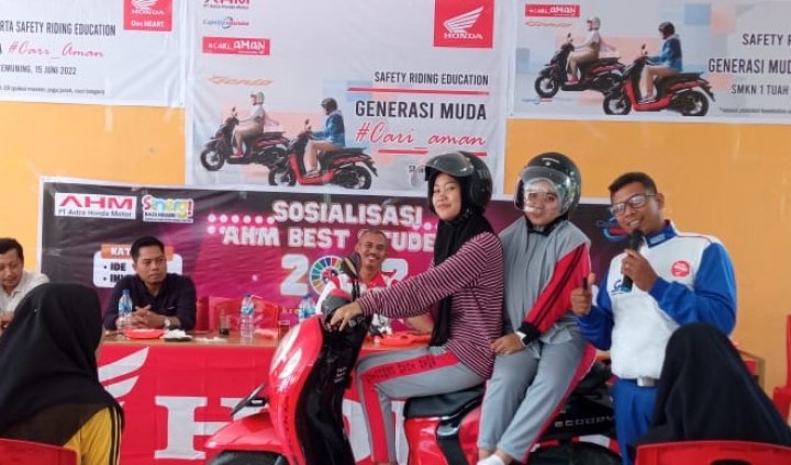  Instruktur Safety Riding PT CDN Riau sedang memberikan materi ilmu keselamatan berkendara di jalan kepada siswa siswi SMKN 1 Tuah Kemuning