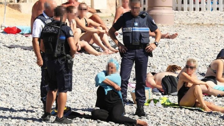 Potret Kepolisian Perancis lakukan mengamanan warga yang berenang di pantai menggunakan 'Burkini' korbankan Umat Muslim/liputan6.com