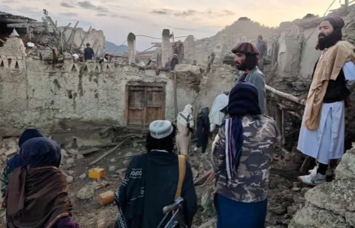 Foto : Warga Afghanistan melihat kehancuran yang disebabkan oleh gempa bumi di provinsi Paktika, Afghanistan timur [Bakhtar News Agency via AP]