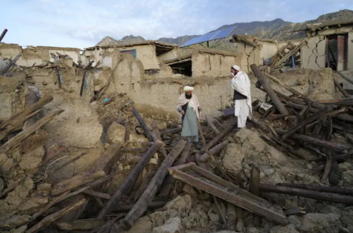 Warga Afghanistan berdiri di antara kehancuran setelah gempa bumi di desa Gayan, di provinsi Paktika, Afghanistan, Kamis, 23 Juni 2022. 