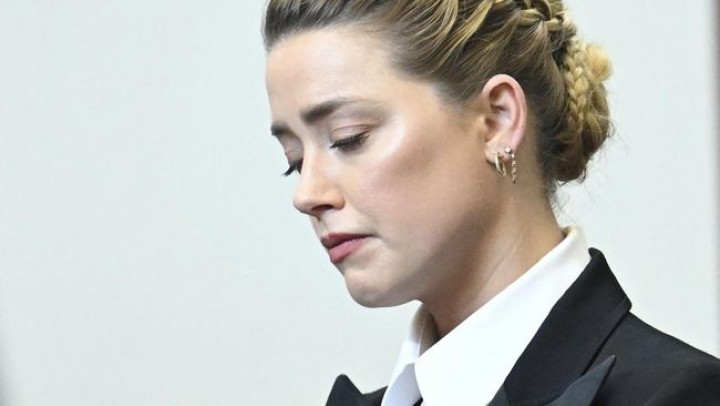 Wajah Sendu Amber Heard saat persidangan kekerasan seksual Jhonny Deep/detik.com