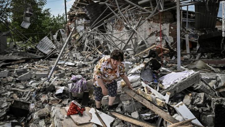 Foto : Warga mencari barang-barang di puing-puing rumah mereka setelah serangan menghancurkan tiga rumah di kota Sloviansk di wilayah Donbas, Ukraina timur pada 1 Juni.