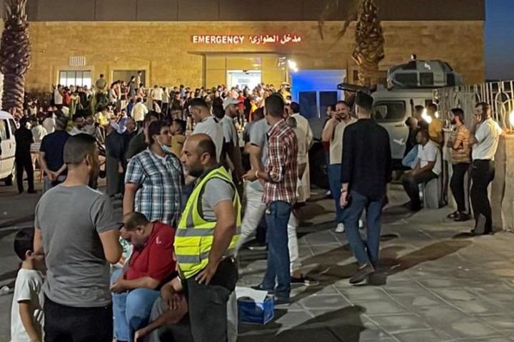 Foto : Orang-orang berkumpul di luar rumah sakit menyusul ledakan gas beracun di pelabuhan Aqaba Yordania, pada 27 Juni 2022. 