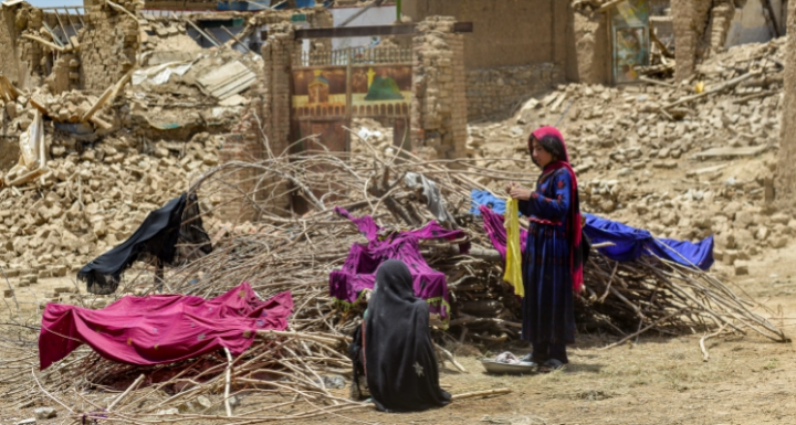 Orang-orang Afghanistan menjemur pakaian mereka di atas semak-semak kering di dekat reruntuhan rumah yang rusak akibat gempa di Bernal, provinsi Paktika [File: Ahmad Sahel Arman / AFP]