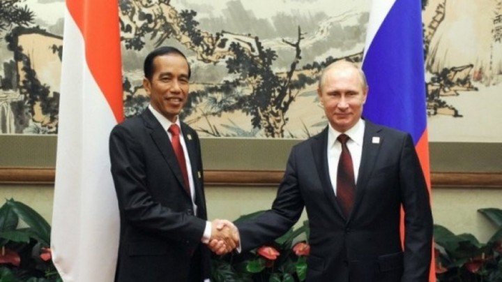 Presiden Jokowi bersama dengan Presiden Ukraina Vladmir Putin di Istana Kremlin/suara.com