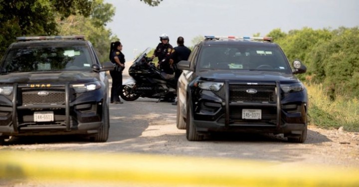 Petugas penegak hukum bekerja di lokasi di mana para migran ditemukan tewas di dalam trailer truk di San Antonio, Texas [File: Kaylee Greenlee Beal/Reuters]