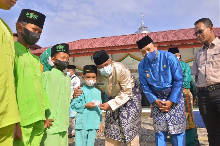 Bupati Siak Alfedri Pimpin program Bujang Kampung yang berlokasi di Kampung Mengkapan Kecamatan Sungai Apit.