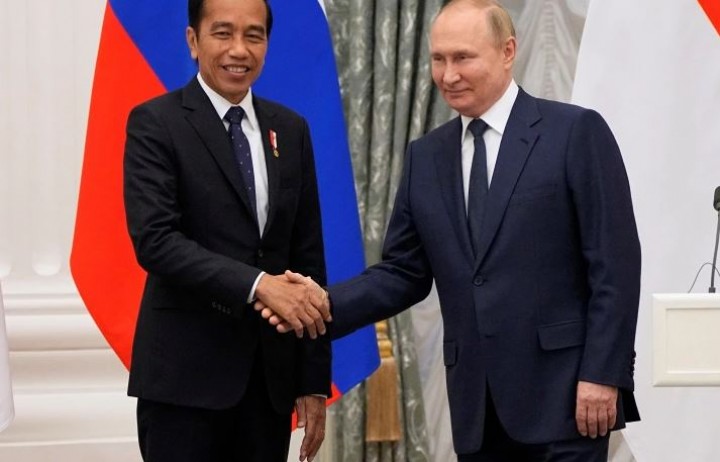 Presiden Indonesia Widodo menyampaikan apresiasi kepada pemimpin Rusia Putin atas jaminan keamanan pasokan makanan dan pupuk dari Ukraina dan Rusia [File: Alexander Zemlanichenko/Pool via Reuters]