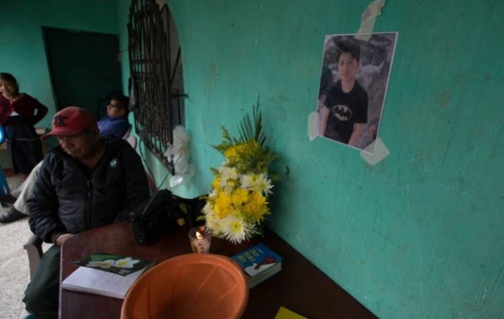 Foto Juan Wilmer Tulul tergantung di atas altar kecil di rumah keluarganya di Tzucubal, Guatemala, 2 Juli 2022