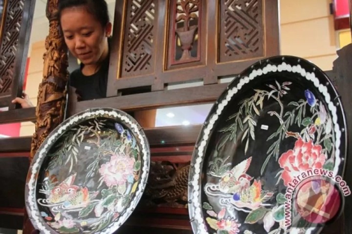 Piring dan mangkuk kuno adalah di antara benda-benda yang sering ditemukan di Indonesia. Nilainya menjadi sangat tinggi di tangan para kolektor 