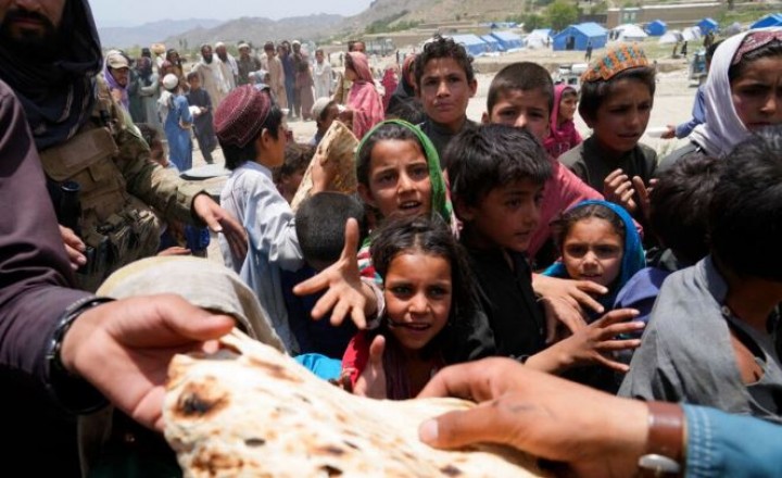Warga Afghanistan menerima bantuan di sebuah kamp setelah gempa bumi di distrik Gayan di provinsi Paktika, Afghanistan