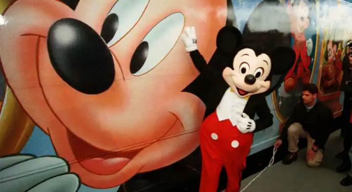 Karakter Mickey Mouse milik Disney /reuters