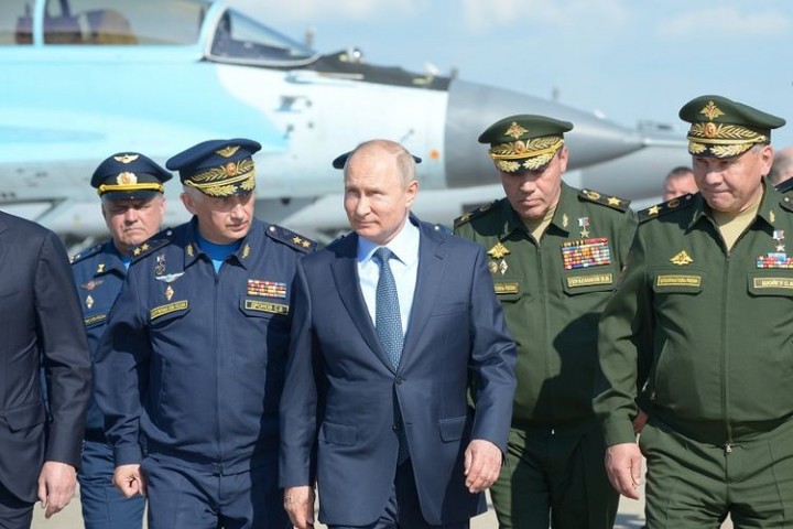 Presiden Rusia Vladimir Putin dan pejabat militernya. Sumber: Kompas.com